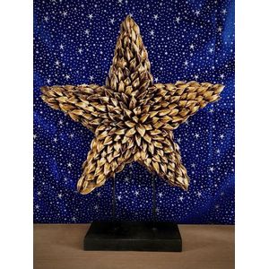 Natural Gold J-Pod Tree on Base 48 cm hoog - Christmas Star - kerstster - handgemaakt - kunststof - figuur - kerststukje - kerstdecoratie - kerstitem - accessoire - interieur - geschenk - gift - cadeau - kerst - nieuwjaar – verjaardag