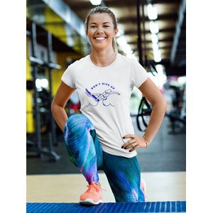 Shirt - Don't give up - Wurban Wear | Grappig shirt | Fitness | Unisex tshirt | Motivatie | Gewichten | Yoga | Sporttas | Yoga mat | Wit