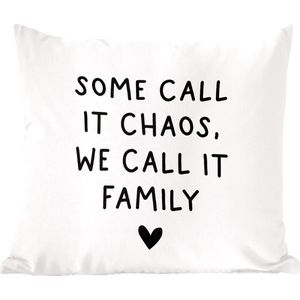 Sierkussens - Kussentjes Woonkamer - 50x50 cm - Engelse quote ""Some call it chaos, we call it family"" met een hartje tegen een witte achtergrond