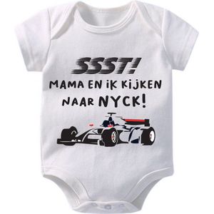 Hospitrix Baby Rompertje met Tekst ""SSST! Mama en ik kijken naar Nyck - maat S 50/56 - Formule 1 - Korte Mouw - Cadeau - Zwangerschap - Aankondiging - De Vries - Romper