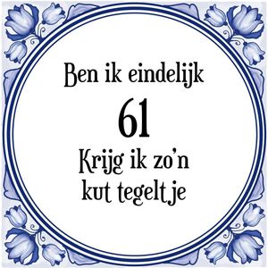 Verjaardag Tegeltje met Spreuk (61 jaar: Ben ik eindelijk 61 krijg ik zo'n kut tegeltje + cadeau verpakking & plakhanger