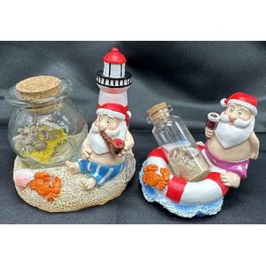 Tropische Kerstman met Vuurtoren en Zwemband + zand in glazen fles - Set van 2 stuks - Polyresin - hoogte 9 x 8 x 7 cm - Kerstdecoratie - Woondecoratie - Woonaccessoires