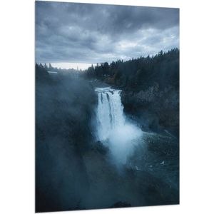 WallClassics - Vlag - Grote Watervallen in Donkergroen Landschap - 100x150 cm Foto op Polyester Vlag
