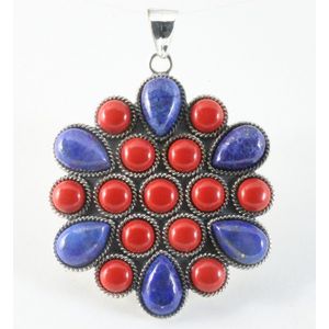 Traditionele bewerkte zilveren hanger met lapis lazuli en rode koraal steen