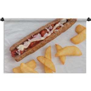 Wandkleed Frikandel - Zalige frikandel speciaal met patat op een wit bord Wandkleed katoen 150x100 cm - Wandtapijt met foto