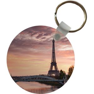 Sleutelhanger - Een mooie oranje lucht boven de Eiffeltoren in Parijs - Plastic - Rond - Uitdeelcadeautjes