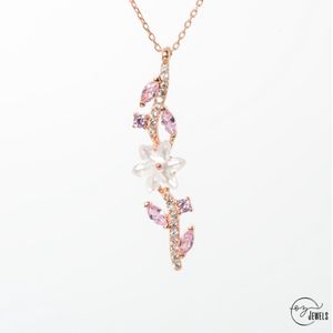 OZ Jewels Roségoud Gekleurde Zilveren Ketting met Magnoliadesign Versierd met Roze Steentjes - Accessoires - Liefdessieraden - Liefdesketting - Love Ketting - Damesketting - Valentijnsda - In mooie geschenkverpakking