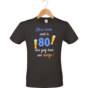 mijncadeautje - T-shirt unisex - zwart - verjaardag - feestje - cadeautje - Deze leuke vent is 80, dus geef hem een biertje - maat M