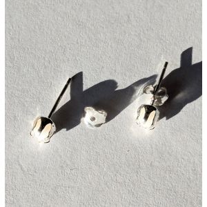 M-apART-oorstekers-925-zilver-met-handgemaakte-glassteen-wit