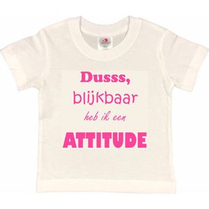 T-shirt Kinderen ""Dusss, blijkbaar heb ik een ATTITUDE"" | korte mouw | Wit/roze | maat 110/116