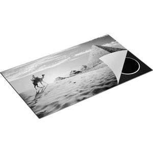 Chefcare Inductie Beschermer Egyptische Piramides met een Kameel - Zwart Wit - 90x55 cm - Afdekplaat Inductie - Kookplaat Beschermer - Inductie Mat