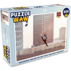 Puzzel Dansende vrouw op het dak van een gebouw - Legpuzzel - Puzzel 500 stukjes