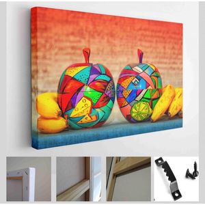 Decoratieve houten appels en bananen op heldere abstracte achtergrond. Appels worden met de hand gemaakt en beschilderd - Modern Art Canvas - Horizontaal - 364225967