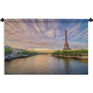Wandkleed Eiffeltoren - Mooi gekleurde wolken en de Eiffeltoren die in de verte staat Wandkleed katoen 90x60 cm - Wandtapijt met foto