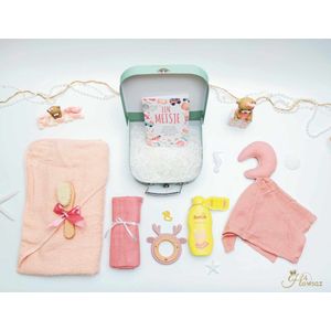 Gepersonaliseerde kraamcadeaus voor meisje 8 stuks - Hawsaz.nl cadeau - Babygeschenksets - Geboortecadeau - babyshower - Babyset - Baby knuffel doekje - Babykado - Baby geschenk - baby speelgoed - Babyverzorging - Badcape - Zwitsal - Baby koffertje