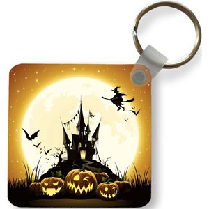 Sleutelhanger - Uitdeelcadeautjes - Een illustratie van een heks die over een kasteel vliegt tijdens Halloween - Plastic