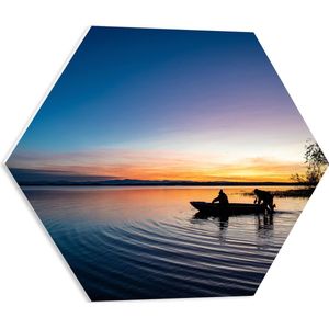 WallClassics - PVC Schuimplaat Hexagon - Vissersboot in de Avond - 50x43.5 cm Foto op Hexagon (Met Ophangsysteem)