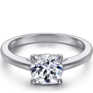 Elara - Platinum Cushion Solitair Moissanite Ring - 2.4 karaat