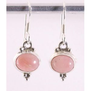 Fijne bewerkte zilveren oorbellen met roze opaal