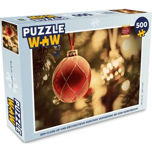 Puzzel Een close-up van decoratieve Kerstmis versiering bij een kerstboom - Legpuzzel - Puzzel 500 stukjes - Kerst - Cadeau - Kerstcadeau voor mannen, vrouwen en kinderen