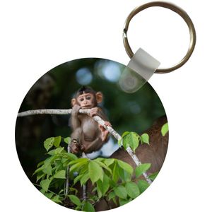 Sleutelhanger - Jonge aap hangend aan tak - Plastic - Rond - Uitdeelcadeautjes