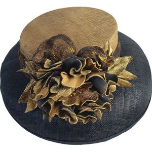 Creaciones - Hoed Dames - Handgemaakt en Uniek - Sinamay Stof en Natuurlijke Lederen Bloemen - Gouden en Zwarte Kleur - Maat 56 cm