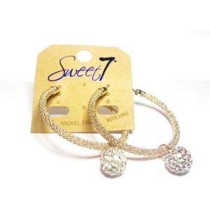 Oorringen met bedel. Sweet 7. In de kleur rose. Met bedel, en zilverkleurige steentjes
