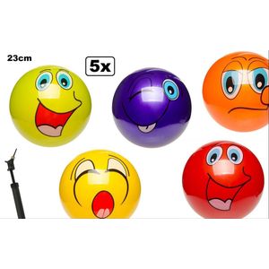 5x Speel voetbal smiling face 23 cm in verschillende kleuren met ballenpomp  - voetbal speelbal strand straat bal