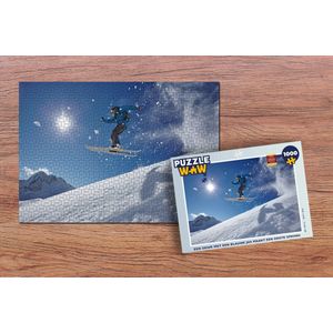 Puzzel Een skiër met een blauwe jas maakt een grote sprong - Legpuzzel - Puzzel 1000 stukjes volwassenen