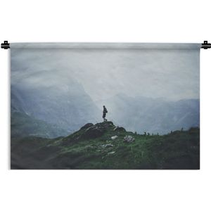 Wandkleed Natuur  - Eenzame wandelaar in de Zwitserse Alpen Wandkleed katoen 180x120 cm - Wandtapijt met foto XXL / Groot formaat!