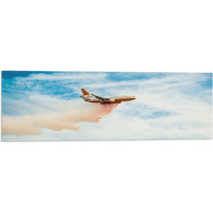 WallClassics - Vlag - Rood met Wit Vliegtuig vliegend Boven Bergen met Oranje Rook - 90x30 cm Foto op Polyester Vlag