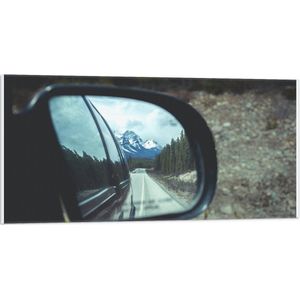 WallClassics - Vlag - Uitzicht op Besneeuwde Bergen in Autospiegel - 100x50 cm Foto op Polyester Vlag