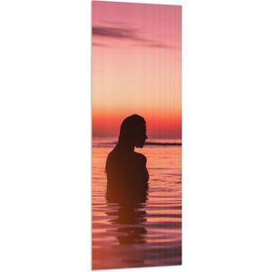 WallClassics - Vlag - Silhouet van Mooie Vrouw in Zee - 50x150 cm Foto op Polyester Vlag