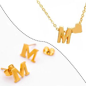 Initiaal Ketting & Oorbellen set met Letter M Goudkleurig - Met letter & Hartje! - Naam Ketting Cadeau - Roestvrij Stalen Ketting op Kaartje - Pax Amare