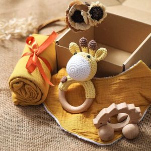 Babycadeau voor geboorte jongen en meisje, 5-in-1 set - mousseline doek, slabbetje, houten speelgoed, rammelaar, geschenkverpakking