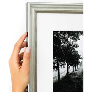 Zilverkleurige brede kader met zwarte zijden en met witte passe partout. (Handgemaakt) Fotoformaat 13x18 | Kaderformaat 18x24