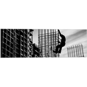 WallClassics - Vlag - Man op constructie - Zwart Wit - 60x20 cm Foto op Polyester Vlag