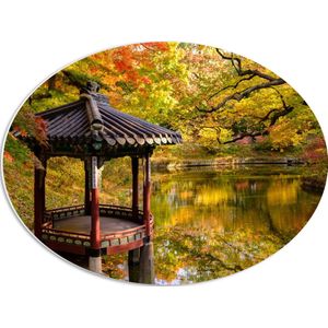 WallClassics - PVC Schuimplaat Ovaal - Gazebo bij een Vijver - Secret Garden - Seoul - 56x42 cm Foto op Ovaal  (Met Ophangsysteem)