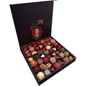 Valentijn / LOVE heel groot - Luxe doos chocolade speciaal voor jouw lief met extra persoonlijke kaart en glossy boekje met allemaal lieve verhaaltjes.