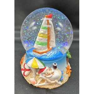 Glitterbol met tropische Kerstman + zeilboot - Meerkleurig - Hoogte 9 x dia 7 x 8 cm - Polyresin + Glazen bol - Kerstdecoratie - Kerstversiering - Woonaccessoires