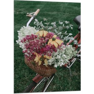 WallClassics - Vlag - Bloemstuk in Mand van Fiets - 70x105 cm Foto op Polyester Vlag