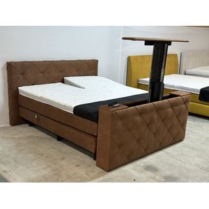 BedNL - Boxspring - 120x220 - Cognac - Rotterdam - Elektrische verstelbaar Met voetbord Tv lift