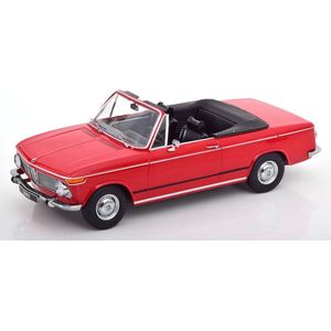 Het 1:18 gegoten model van de BMW 1600-2 Cabrio met afneembare softtop uit 1968 in rood. De fabrikant van het schaalmodel is KK Scale. Dit model is alleen online verkrijgbaar