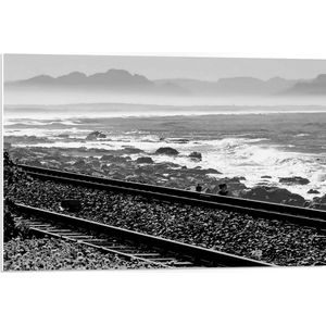 WallClassics - PVC Schuimplaat - Treinrails aan het Zeewater (zwart/ wit) - 75x50 cm Foto op PVC Schuimplaat (Met Ophangsysteem)