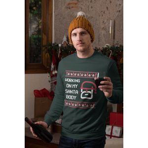 Shirt - Working on my santa body - Wurban Wear | Grappige sweater | Leuk cadeau | Unisex sweater | Oversized sweater | Foute kerst trui | Foute kerstkleding | Kerst sweater | Kerst diner | Kersttrui dames | Foute kersttruiendag 2024 | Groen