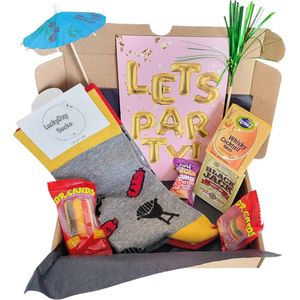 Cadeau box – BBQ - Bier – Gefeliciteerd - Verrassings Pakket – Verjaardag - Gift box - Grappig - Cadeau voor vrouw man – Kado – Sokken - Verjaardags cadeau – Jarig -Geschenkdoos –LuckyDay Socks - Maat 41-45