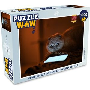 Puzzel Komische kat die naar een telefoon kijkt - Legpuzzel - Puzzel 1000 stukjes volwassenen