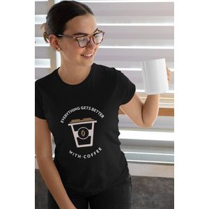 Shirt - Everything gets better with coffee - Wurban Wear | Grappig shirt | Koffie | Unisex tshirt | Koffiezetapparaat | Koffiebonen | Wit & Zwart