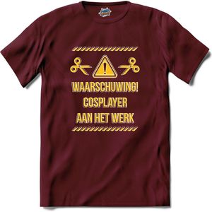 Waarschuwing! Cosplayer aan het werk! - Cosplay, naai en knutsel kleding - T-Shirt - Unisex - Burgundy - Maat M