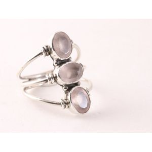 Opengewerkte zilveren ring met 3 rozenkwarts stenen - maat 20